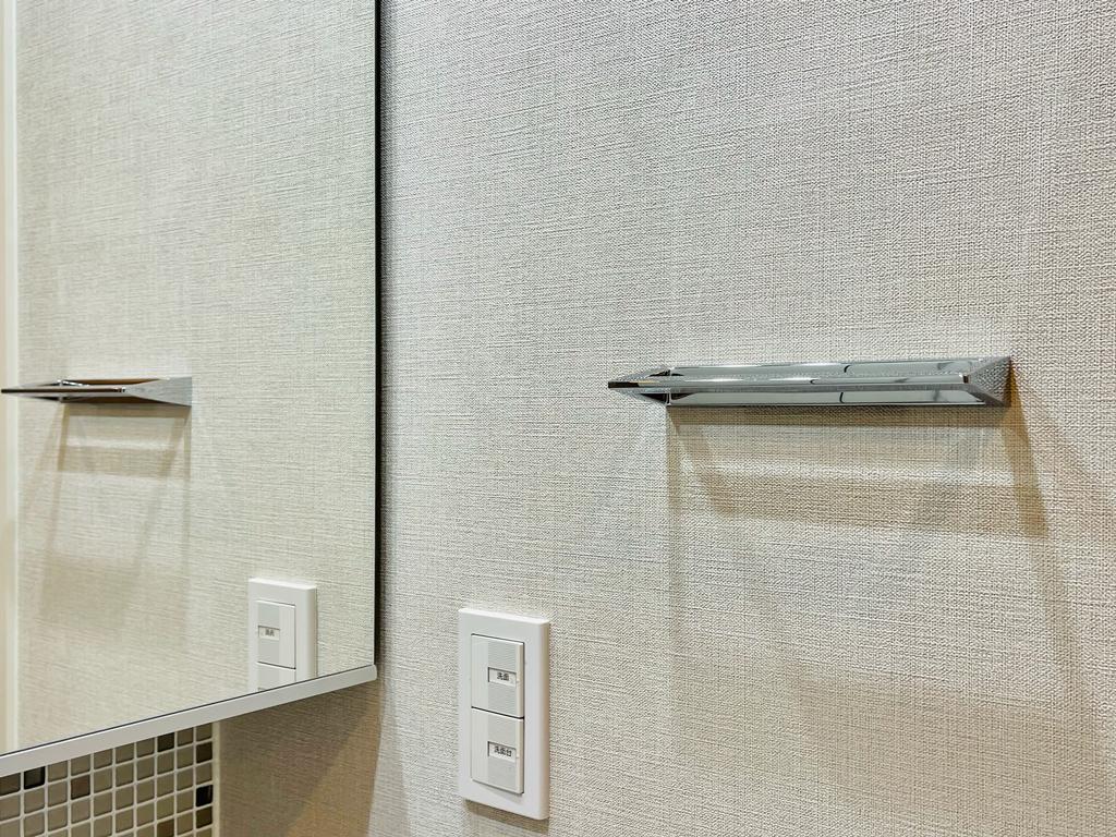 ザ・熊本ガーデンズ 2LDK パウダールームの洗面カウンター横のタオルリング