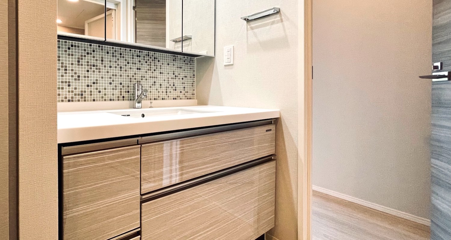 ザ・熊本ガーデンズ 2LDK パウダールームの洗面カウンターと3面鏡