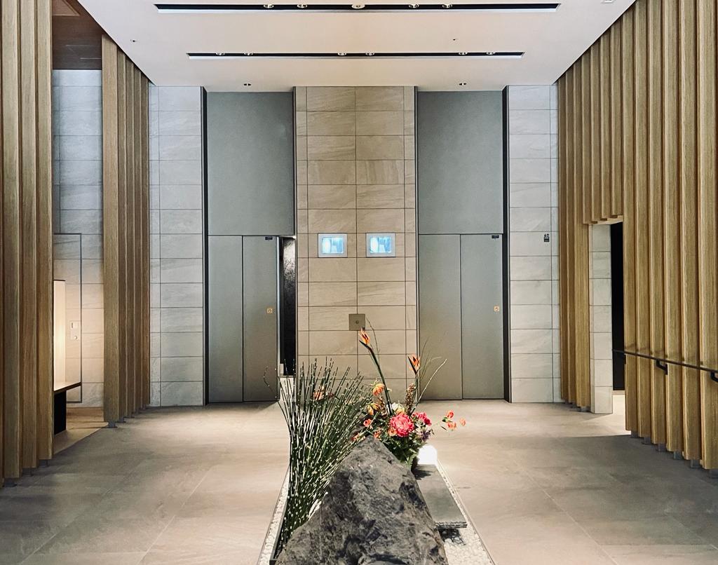 1階エレベーター横には内部の様子が変わるモニター