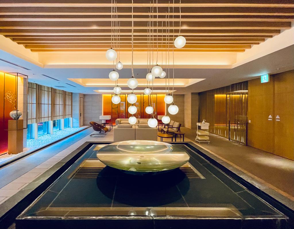 ザ・熊本ガーデンズ レジデンシャルラウンジの水盤とソファ