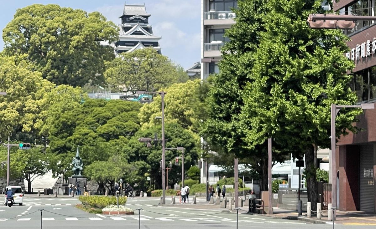 シンボルプロムナードから熊本城を見る