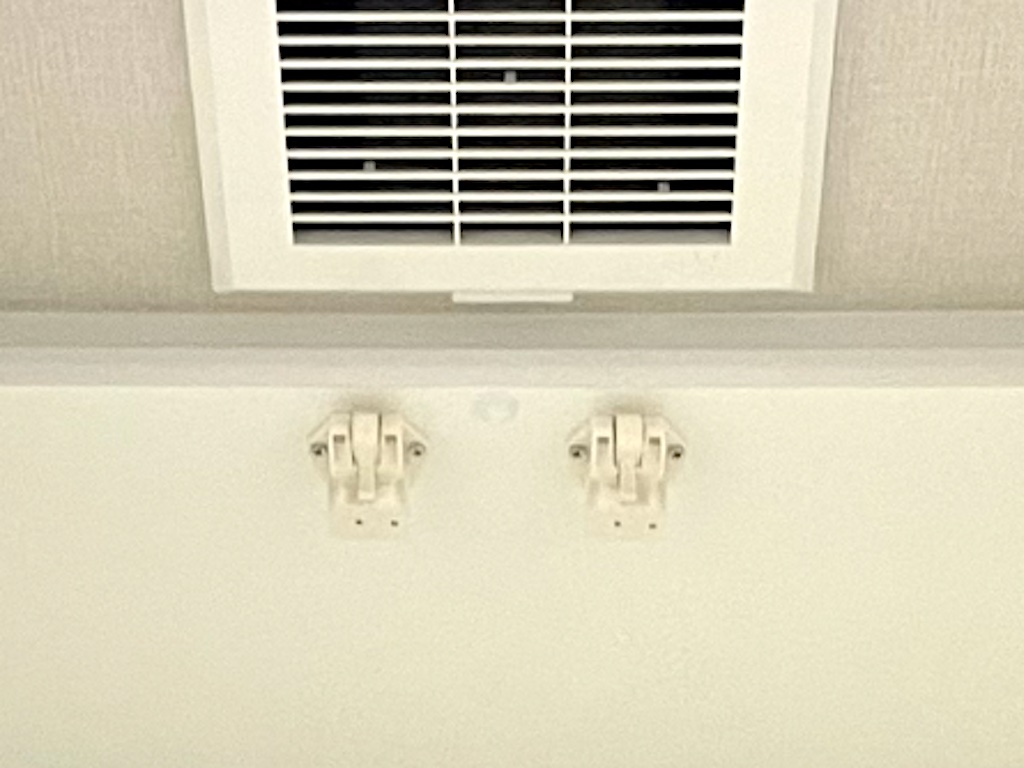 ザ・熊本ガーデンズ 2LDK トイレ吊り戸棚の耐震ラッチ